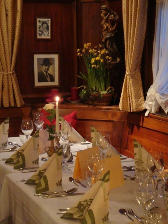 Wilhelmsdorf  Gasthof Zum Goldenen Kreuz מראה חיצוני תמונה